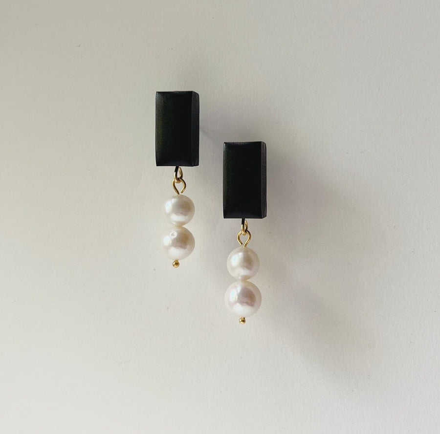 LILA MINI PEARL DROP EARRINGS Jewelry Hattie Buzzard Black 