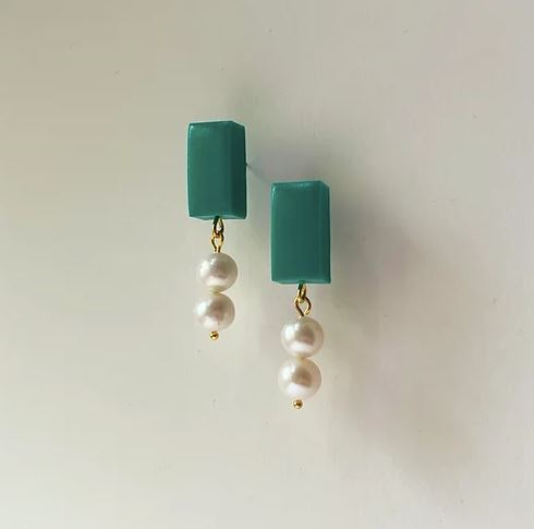 LILA MINI PEARL DROP EARRINGS Jewelry Hattie Buzzard Emerald 